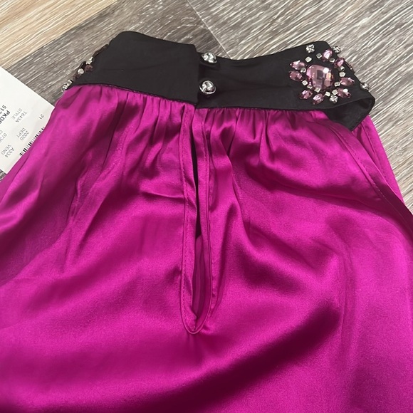 Cache women’s fushia silk jewled neck sleevless top
Size XS NWT - Picture 5 of 8